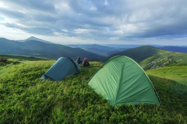 Quel type de tente choisir pour un camping en bord de mer avec vents forts et marées hautes?